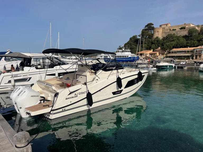 Pronajmout si Quicksilver Activ 875 Sundeck v Cannes