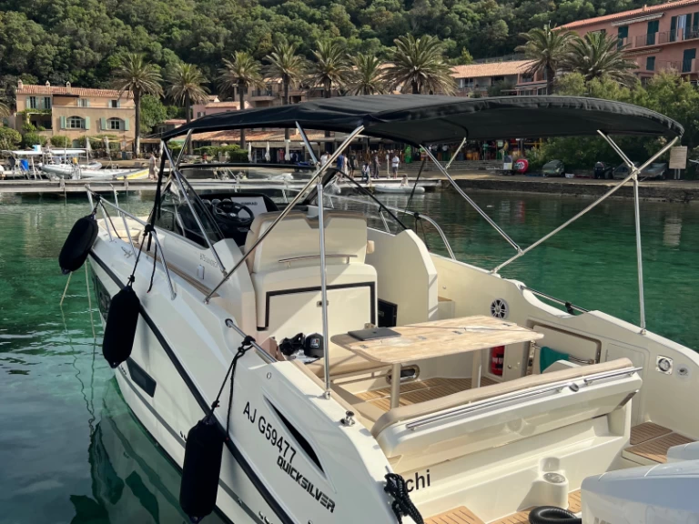 Pronájem lodi Cannes lákavé ceny Activ 875 Sundeck