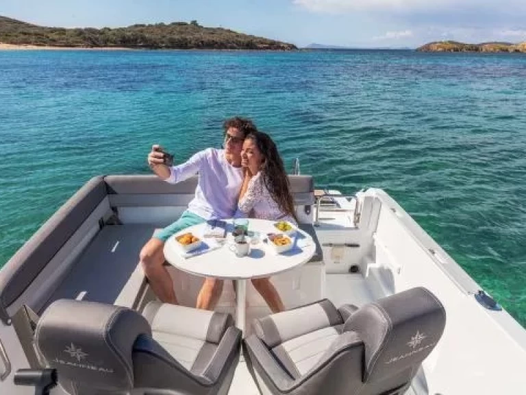 Pronajmout si Jeanneau Cap Camarat 6.5 WA v Bastia Port