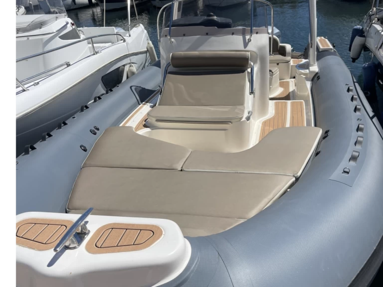 Pronájem Polotuhá loď Bwa s licencí