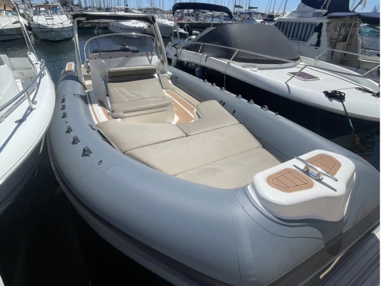 Polotuhá loď k pronájmu v Hyeres za nejlepší cenu