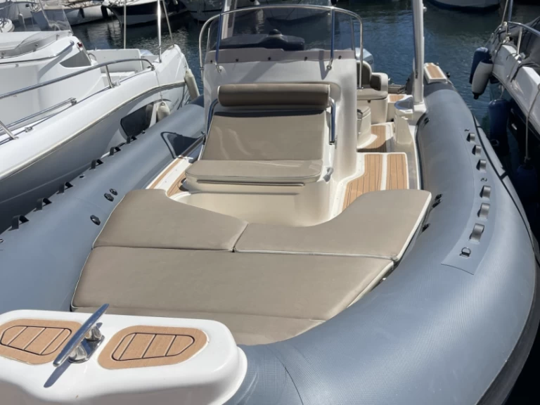 Pronájem Polotuhá loď Bwa s licencí