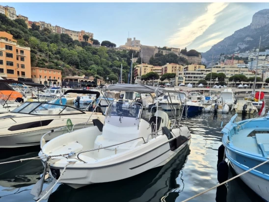 Pronájem Motorová loď Bénéteau s licencí