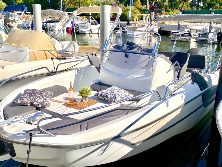 Motorová loď k pronájmu v Monako za nejlepší cenu