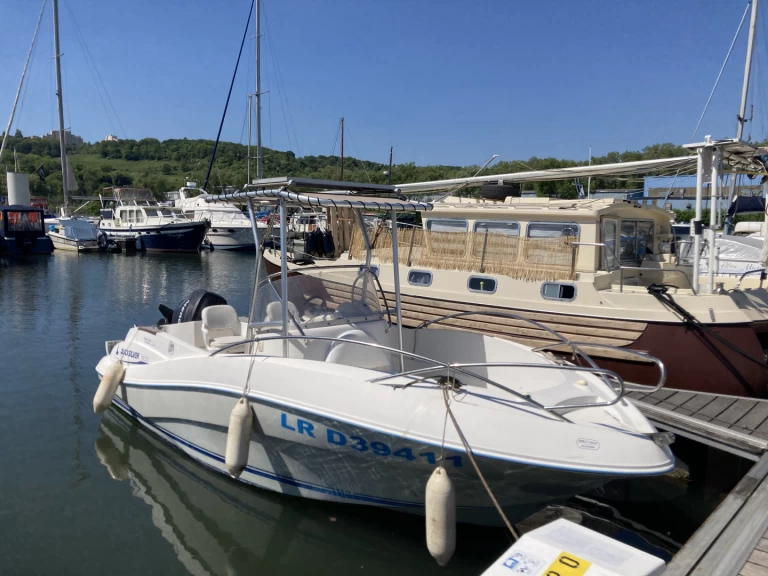 Motorová loď k pronájmu v Rouen za nejlepší cenu