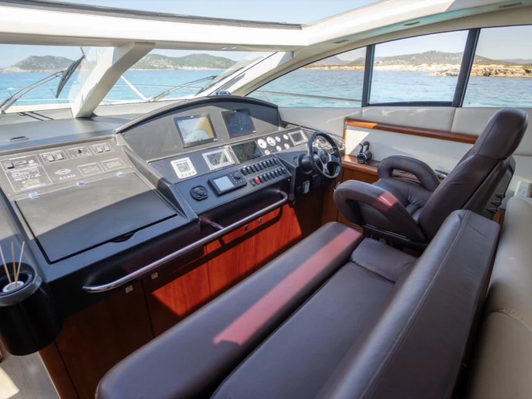 Pronájem Jachta Sunseeker s licencí