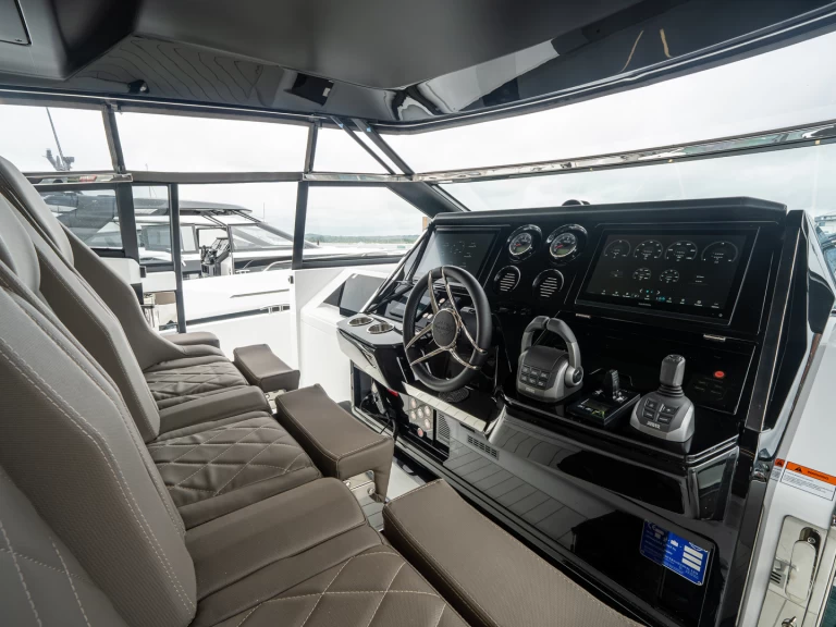 Pronájem Jachta Sunseeker s licencí