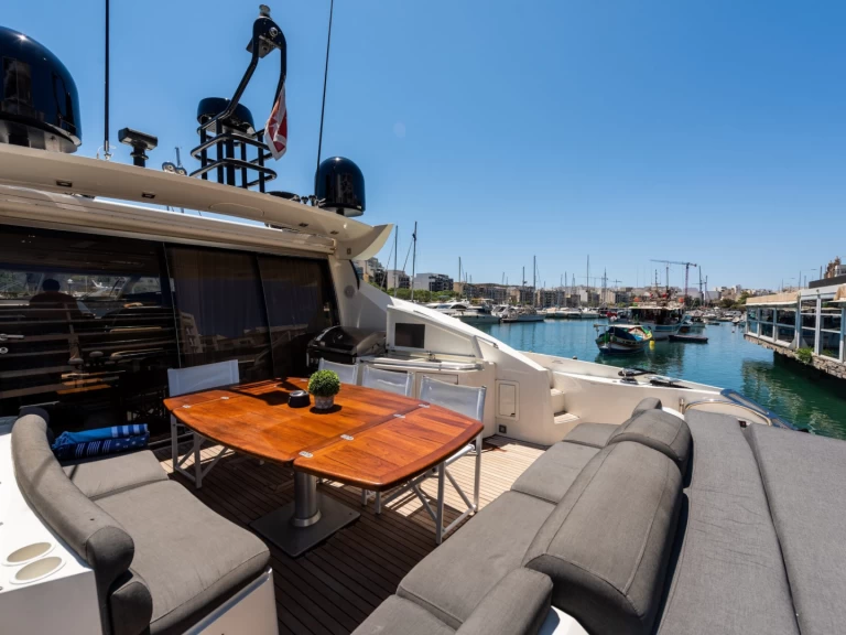 Pronájem lodi Sunseeker Predator 72 v San Ġiljan na Samboatu