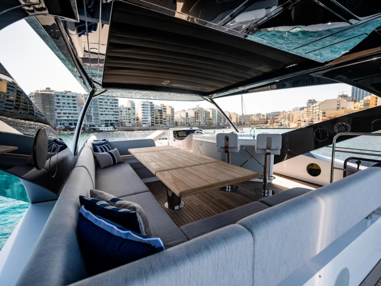 Pronajmout Jachta se skipperem či ne Sunseeker v San Ġiljan