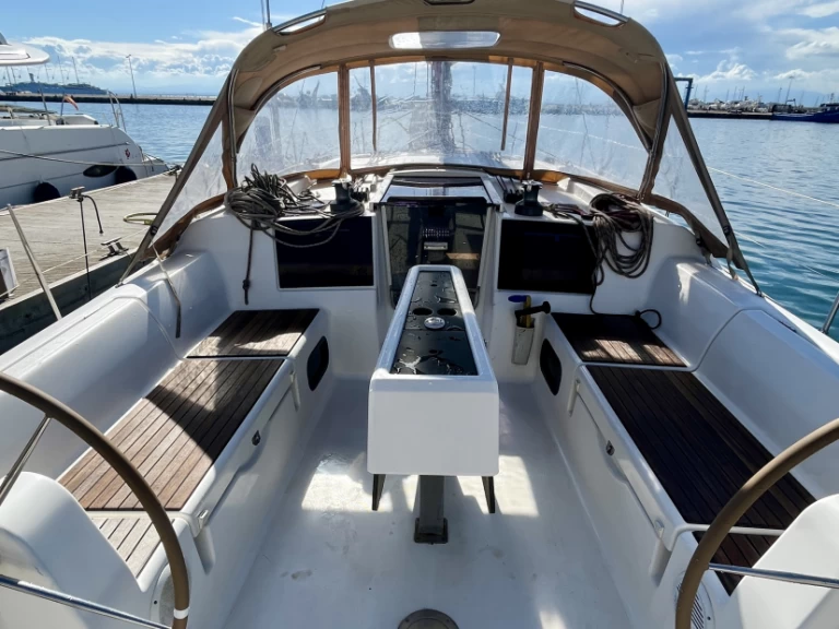 Pronajmout si Dufour Dufour 382 Grand Large v Roses