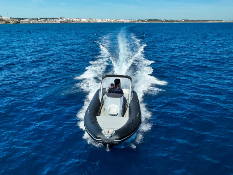 Pronajmout si Italboats Stingher 28GT Lux v Altea