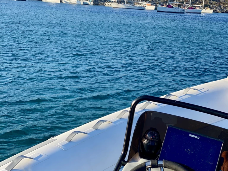 Pronájem Polotuhá loď HNC 690 s licencí