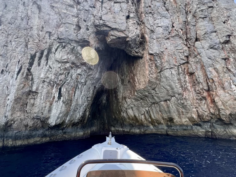 Pronajmout si HNC 690 690 v Irákleion