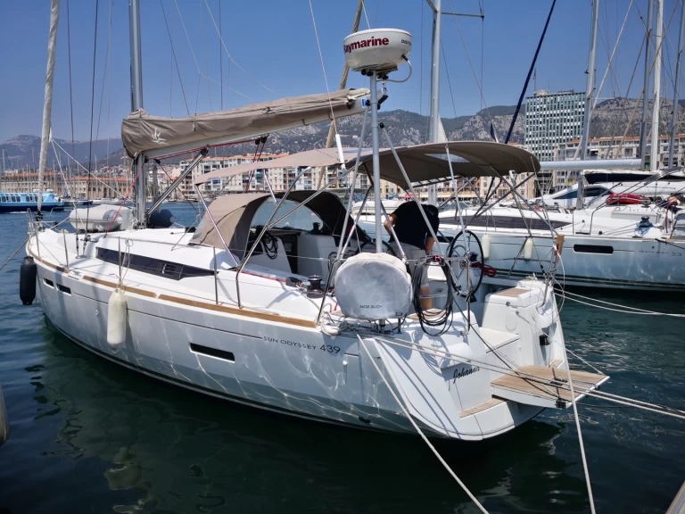 Pronajmout si Jeanneau Sun Odyssey 439 v Toulon