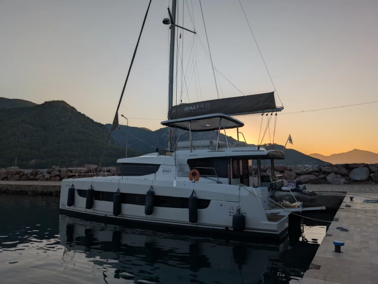 Bali Bali 4.8 jednotlivci a charterové společnosti v Gustavia