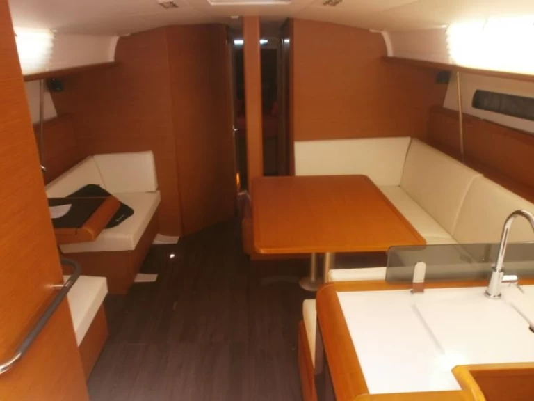 Pronajmout Plachetnice se skipperem či ne Jeanneau v Toulon