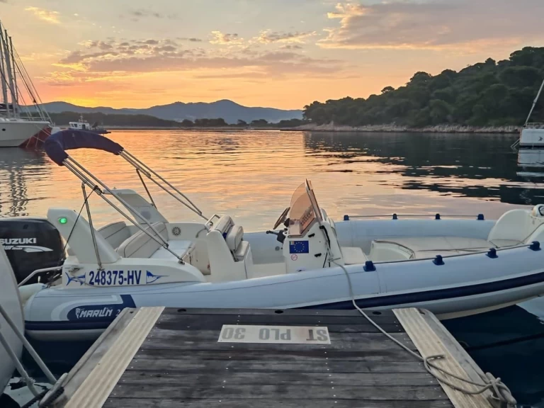 Pronajmout Polotuhá loď se skipperem či ne Marlin Boat v Bol