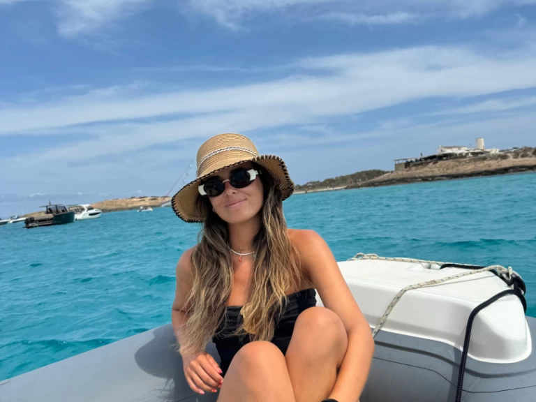 Polotuhá loď k pronájmu v Denia za nejlepší cenu