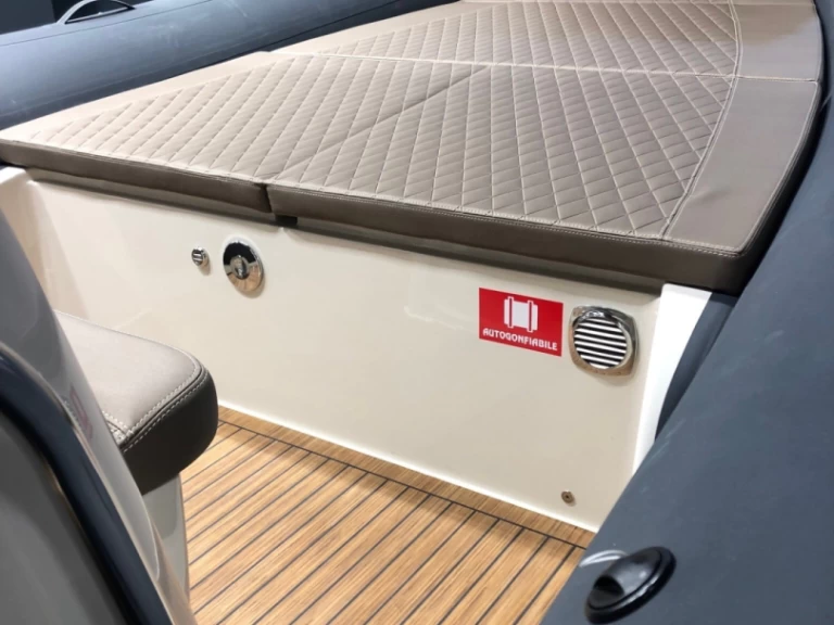 Pronájem lodi Calvi lákavé ceny BSC 780 EBONY