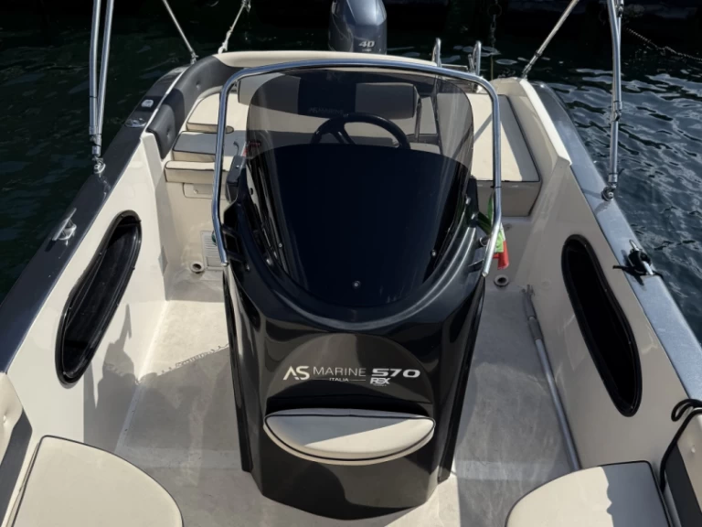 Motorová loď k pronájmu v Como (City) za nejlepší cenu