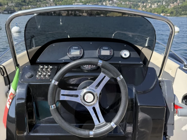 As Marine OPEN 570 jednotlivci a charterové společnosti v Como (City)