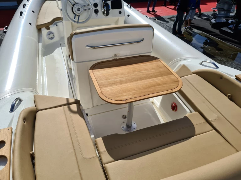 Polotuhá loď k pronájmu v Cannes za nejlepší cenu