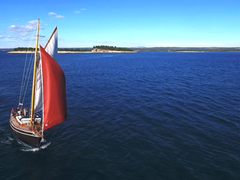 Pronajmout si Unknown Pilot Cutter v Pula