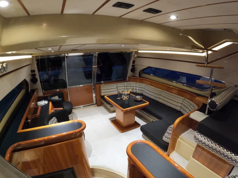 Motorová loď k pronájmu v Glyfada za nejlepší cenu