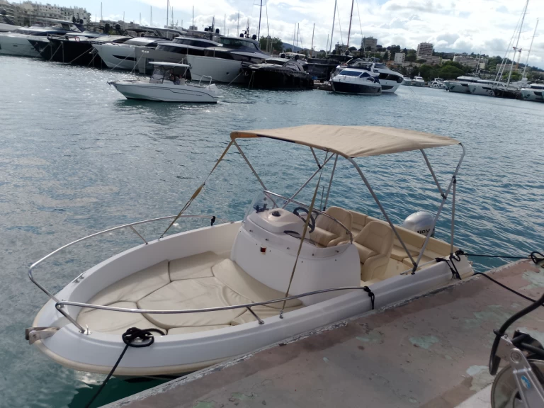 Jeanneau Cap Camarat 555 jednotlivci a charterové společnosti v Antibes