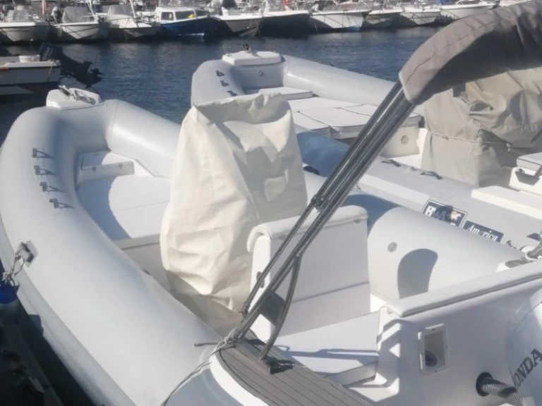 Polotuhá loď k pronájmu v Sorrento za nejlepší cenu