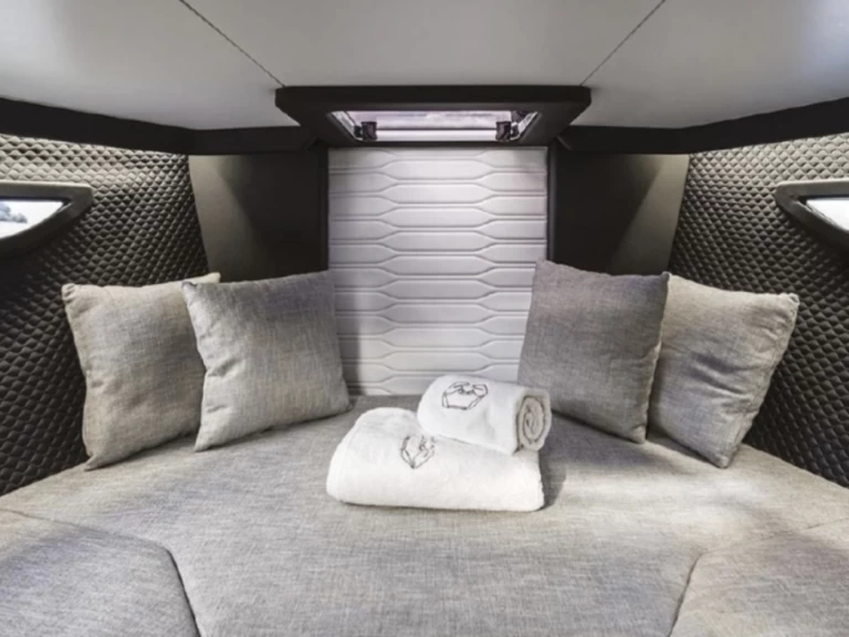 Pronájem Jachta v Nice -Cranchi Cranchi E26