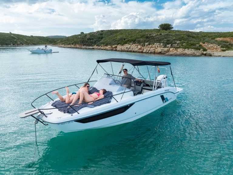 Bénéteau Flyer 8 jednotlivci a charterové společnosti v Mahon