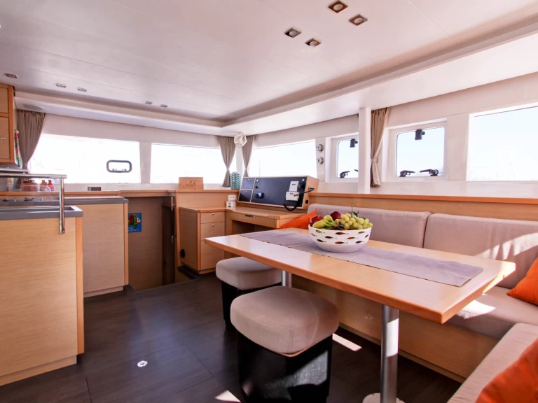 Pronajmout Katamarán se skipperem či ne Lagoon v Nettuno