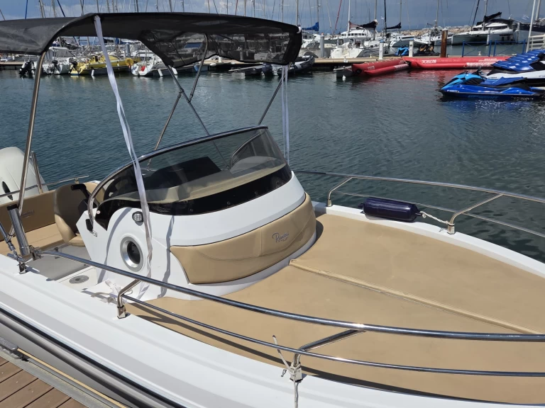 Motorová loď k pronájmu v Port-Camargue za nejlepší cenu