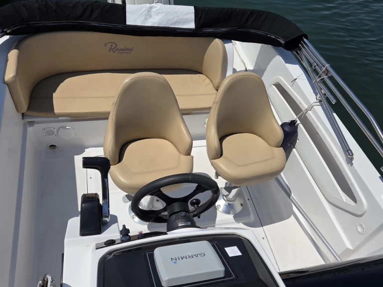 Pronajmout si Ranieri Shadow 20 v Port-Camargue