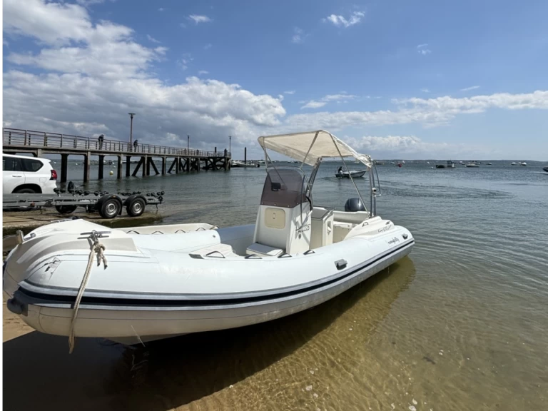 Polotuhá loď k pronájmu v Lège-Cap-Ferret za nejlepší cenu