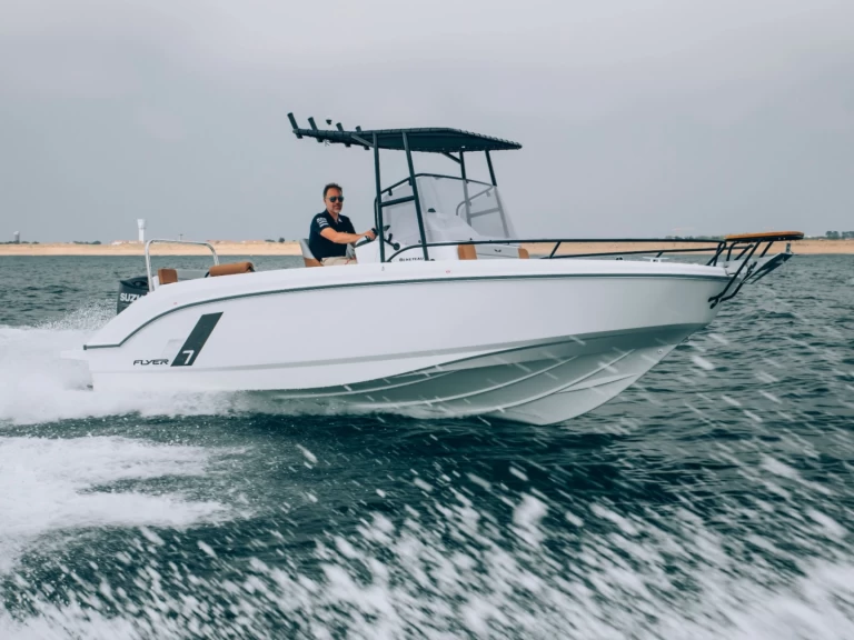 Pronájem Motorová loď Bénéteau s licencí