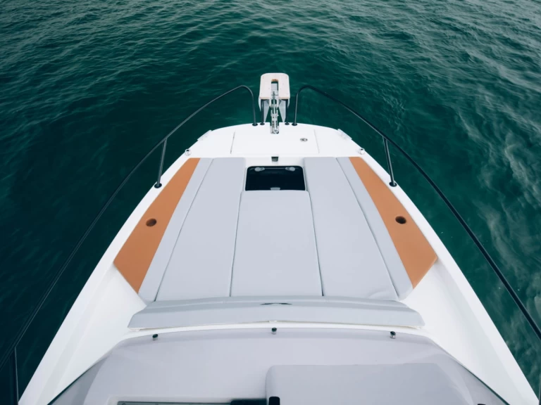 Bénéteau Flyer 7 SUNdeck jednotlivci a charterové společnosti v Mandelieu-la-Napoule