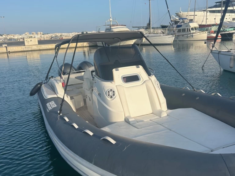 Joker Boat Clubman 28 jednotlivci a charterové společnosti v Marseille