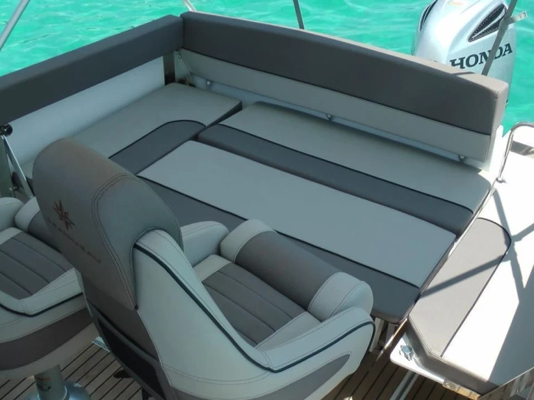 Pronájem Motorová loď Jeanneau s licencí