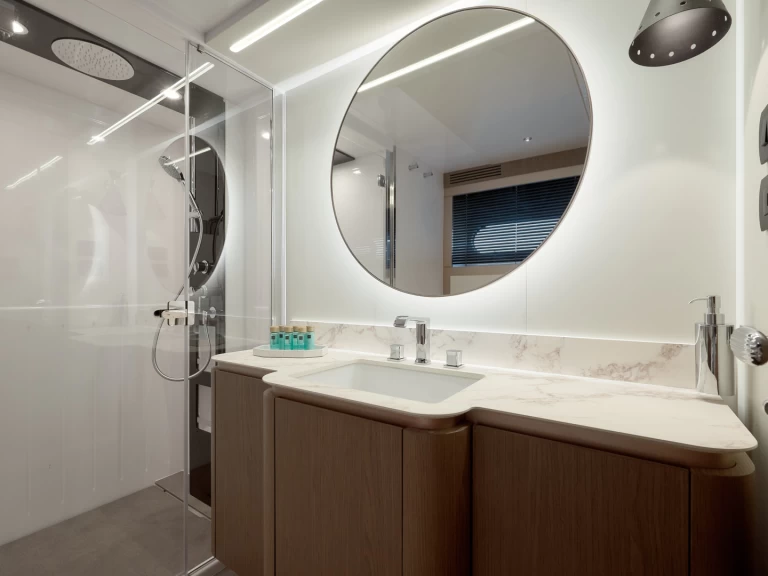 Pronajmout Jachta se skipperem či ne Azimut v Podstrana