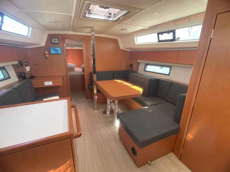Pronájem lodi Golfo Aranci lákavé ceny Bavaria C42
