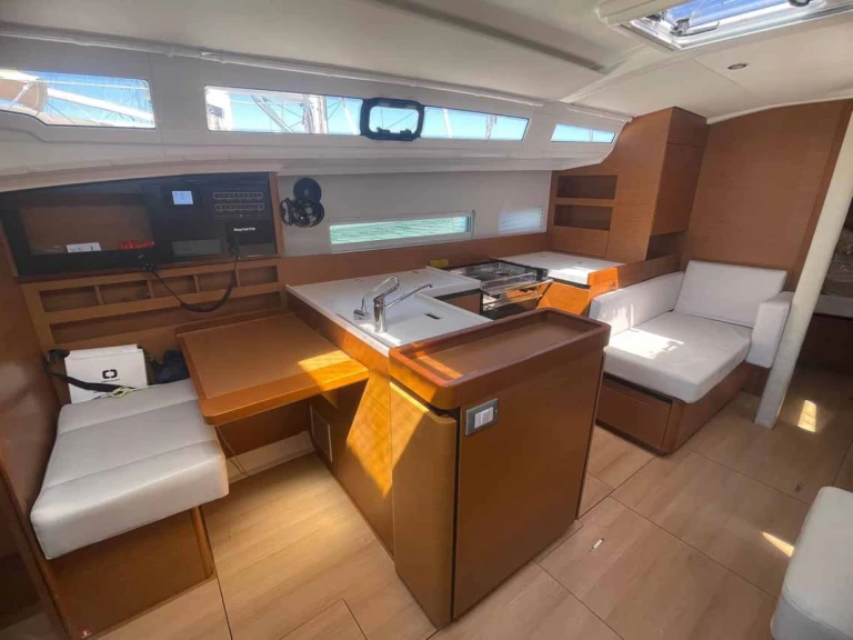 Jeanneau Sun Odyssey 410 jednotlivci a charterové společnosti v Golfo Aranci