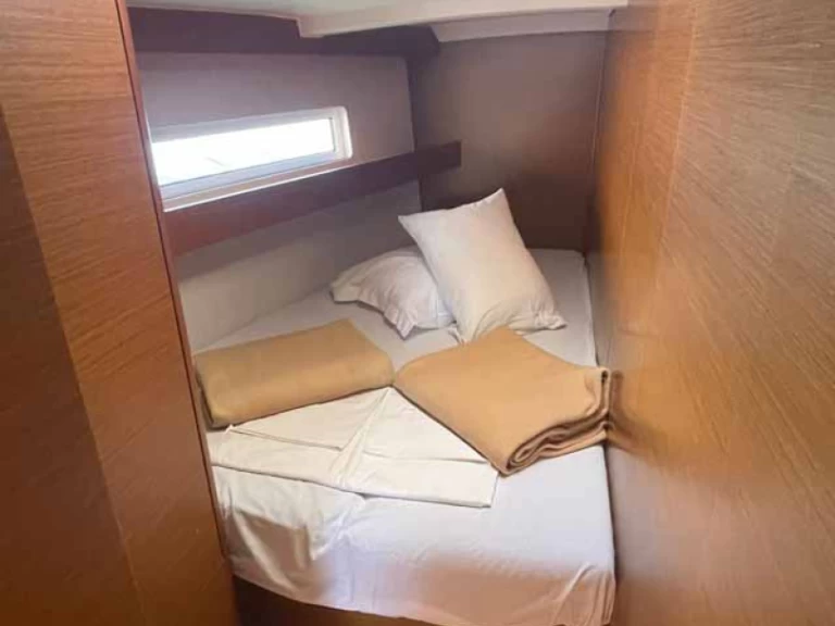 Jeanneau Sun Odyssey 440 jednotlivci a charterové společnosti v Golfo Aranci