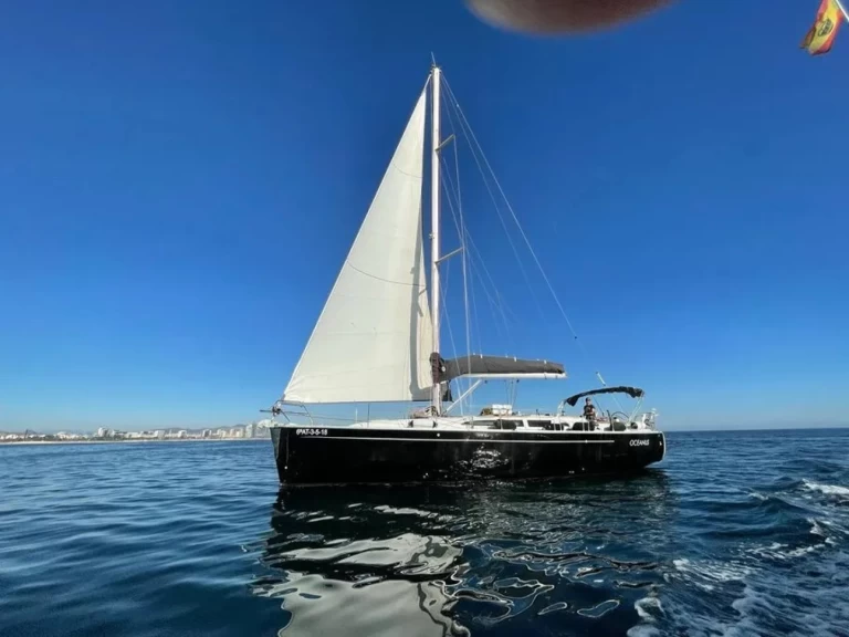 Pronajmout si Jeanneau Sun Odyssey 43 v Barcelona