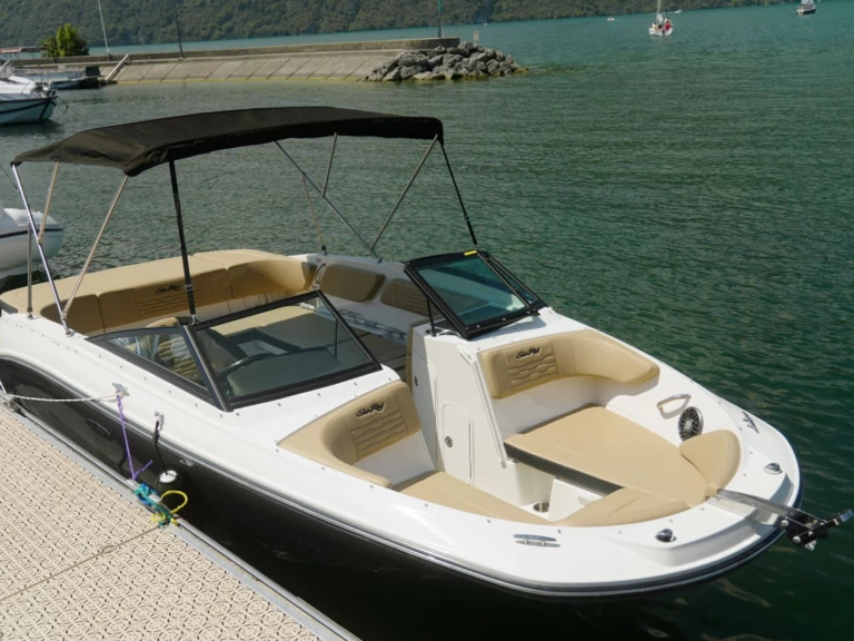 Pronájem Motorová loď Sea Ray s licencí