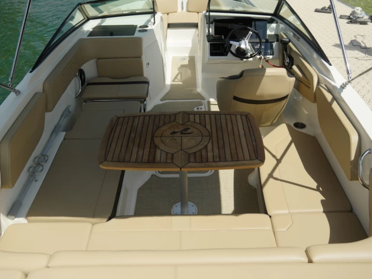 Motorová loď k pronájmu v Aix-les-Bains za nejlepší cenu