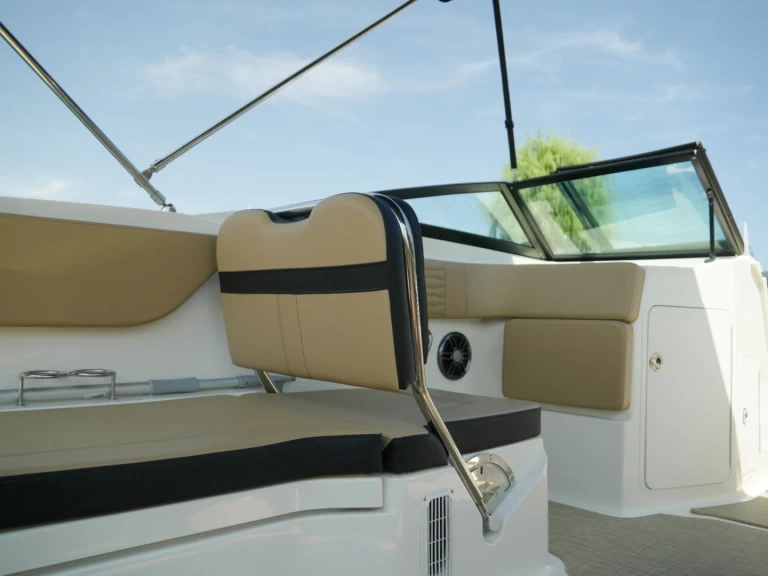 Pronajmout si Sea Ray Sea Ray 210 v Aix-les-Bains