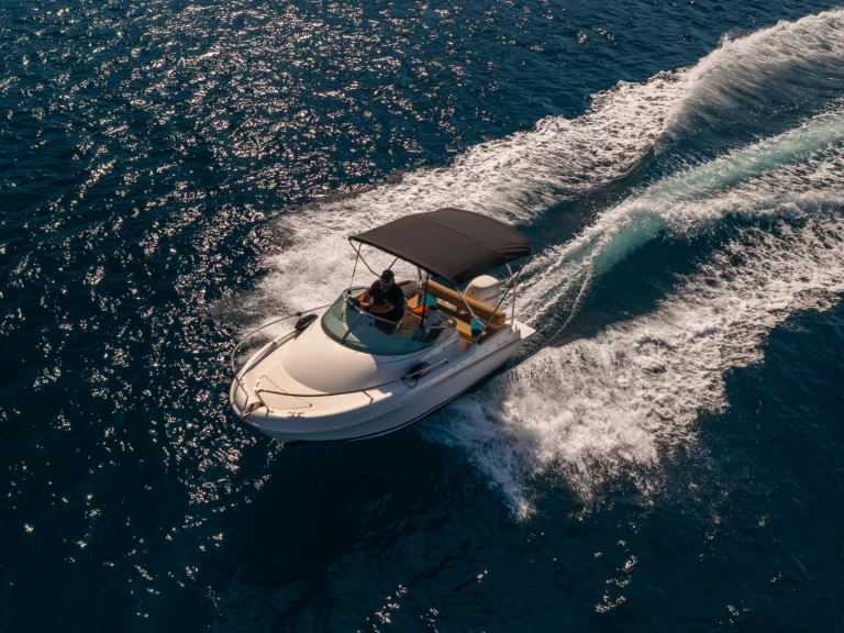 Pronájem Motorová loď Jeanneau s licencí