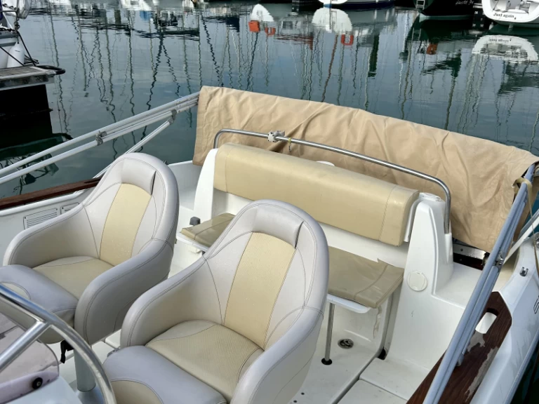 Pronájem Motorová loď Bénéteau s licencí